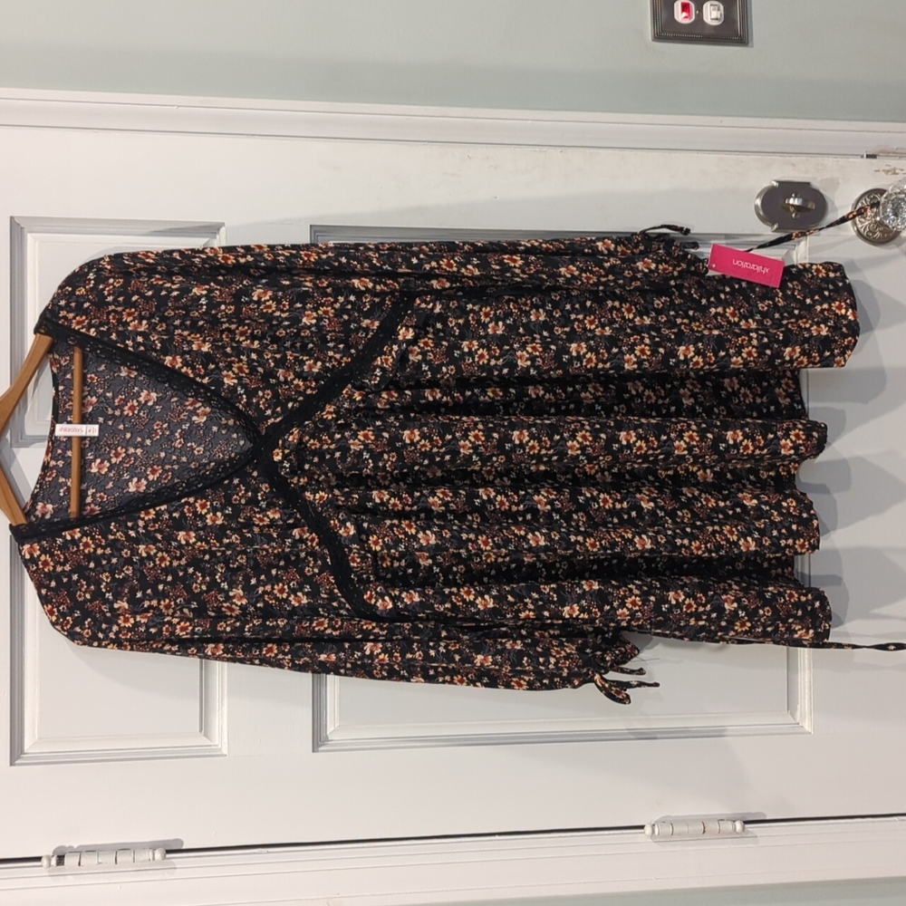NWT Floral print blouse sized XL
